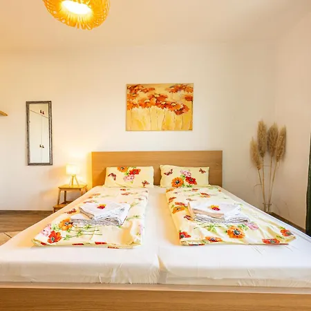 Apartment Grosse Mit Balkon, Waschmaschine Und Smart Tv