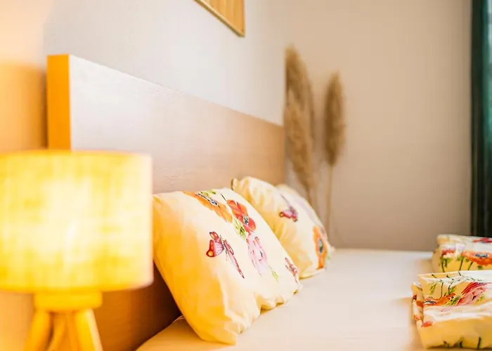 Grosse Mit Balkon, Waschmaschine Und Smart Tv Daire Jena